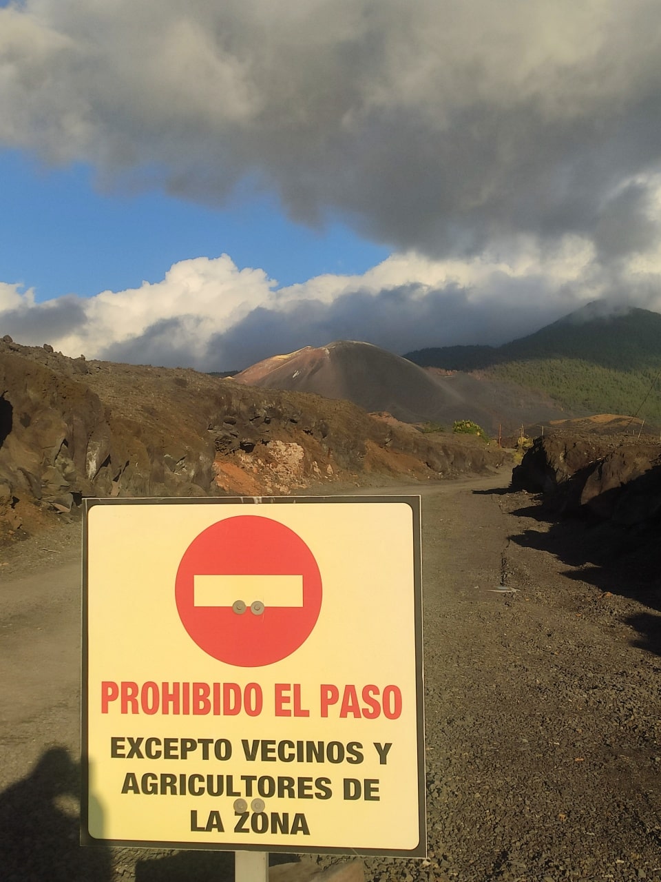 cartel prohibido el paso volcán