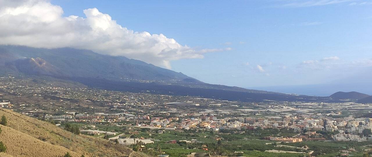 colada volcán Tajogaite vista desde la distancia