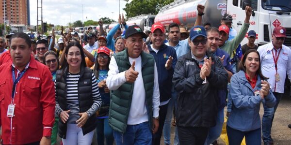 Juan Carlos Díaz Socorro - PDVSA asigna 15 unidades de transporte de combustible en el estado Bolívar - FOTO