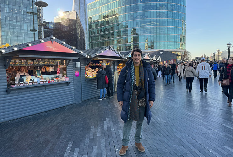 Mercadillo navideño londres Winter by the river