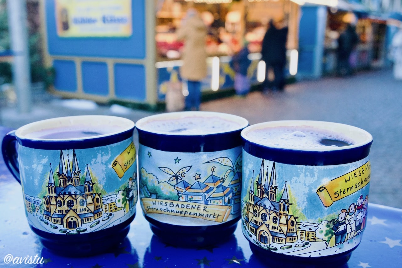 Tazas de Glühwein en el Mercado de Navidad de Wiesbaden, Alemania [(c)Foto: @avistu]
