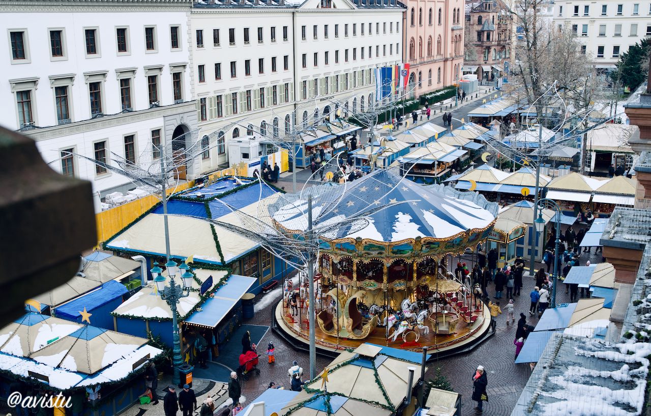 Panorámica por la tarde del Mercado de Navidad de Wiesbaden, Alemania [(c)Foto: @avistu]