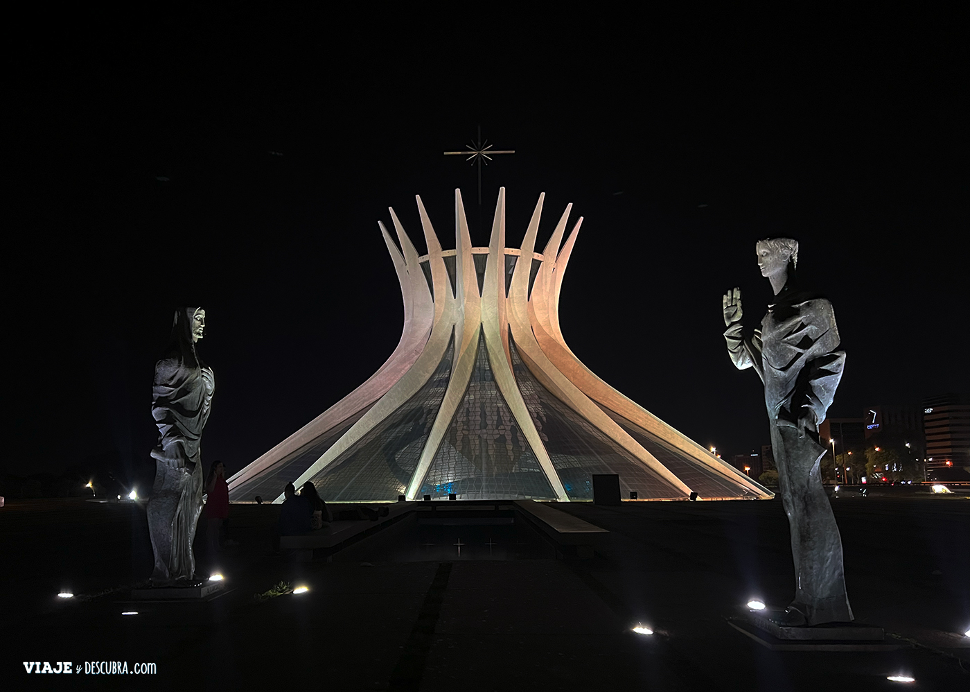 Catedral Metropolitana Brasilia de noche