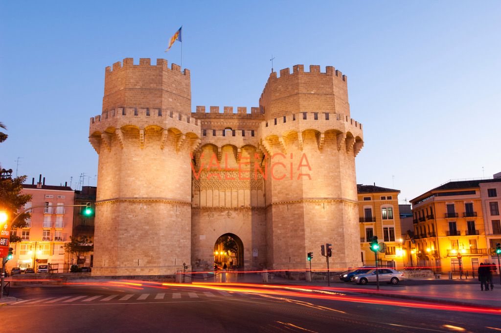 Torre de los Serranos al anochecer ©VisitValencia