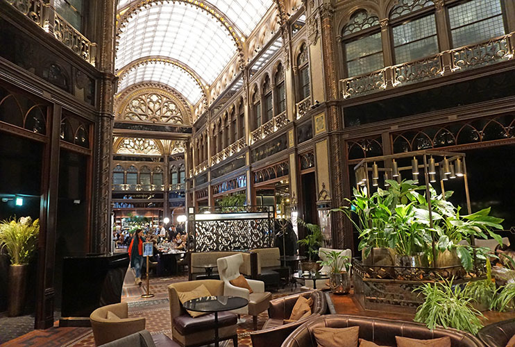 Parisi Udvar que ver en budapest