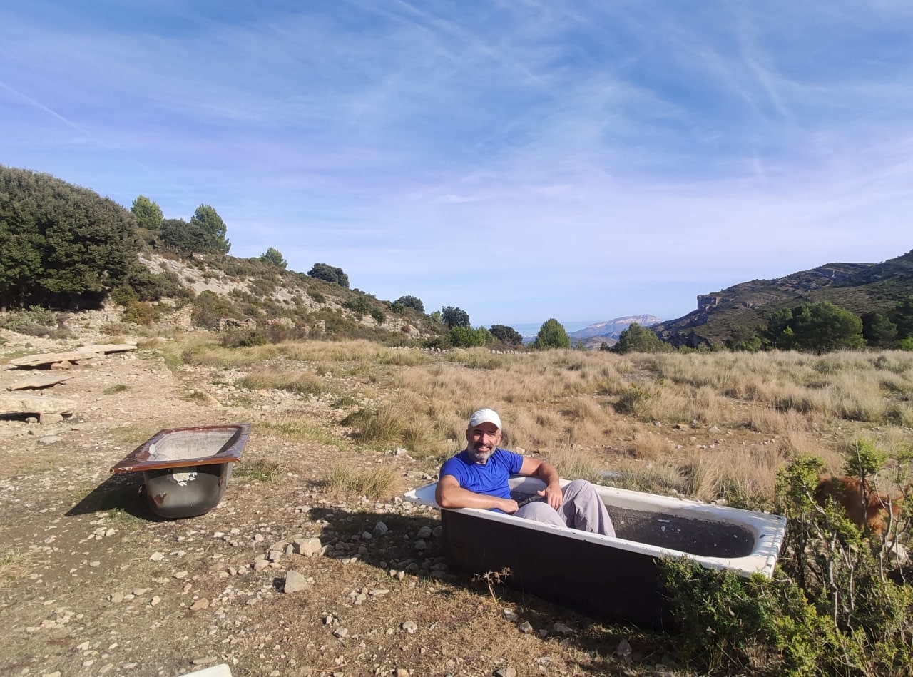 sentado en una bañera en el campo