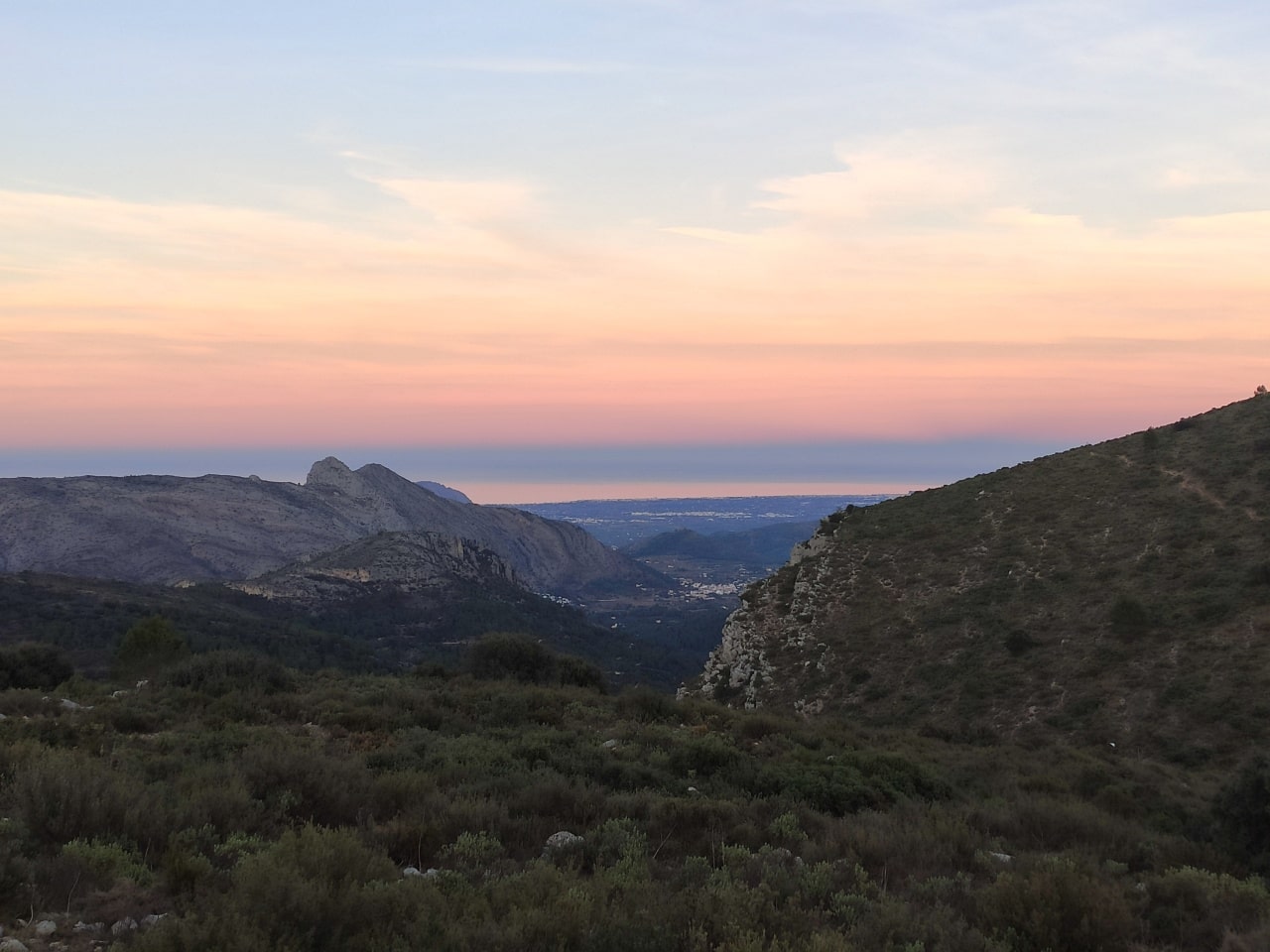 atardecer en la montaña alicantina con mar de fondo