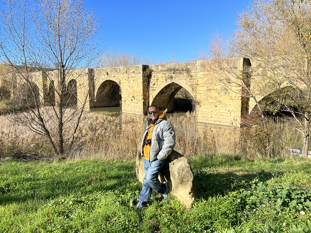 Sele en el puente medieval de San Vicente de la Sonsierra (La Rioja)