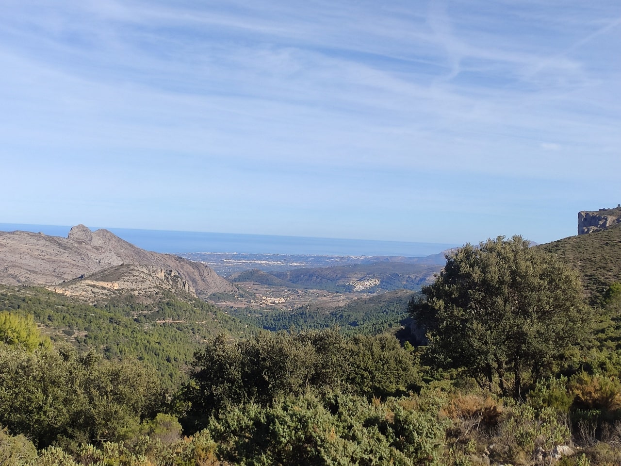Vistas montañas con barranco y mar