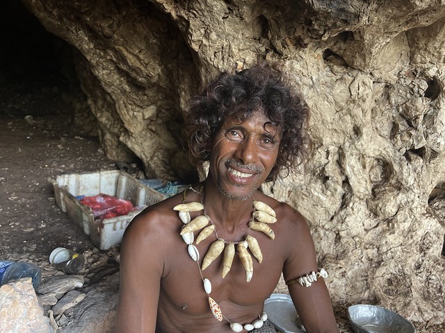 Abdullah el hombre de las cuevas en Socotra