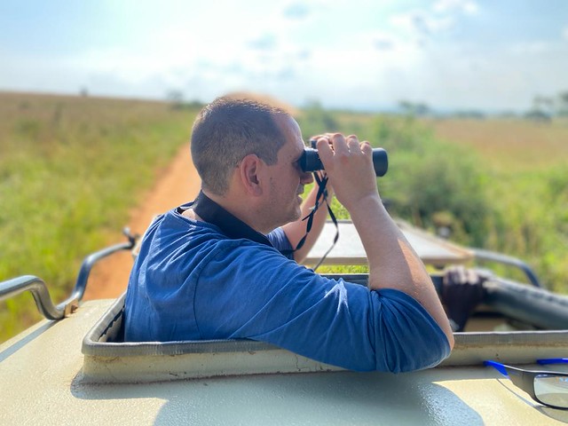 Sele haciendo un safari en Uganda