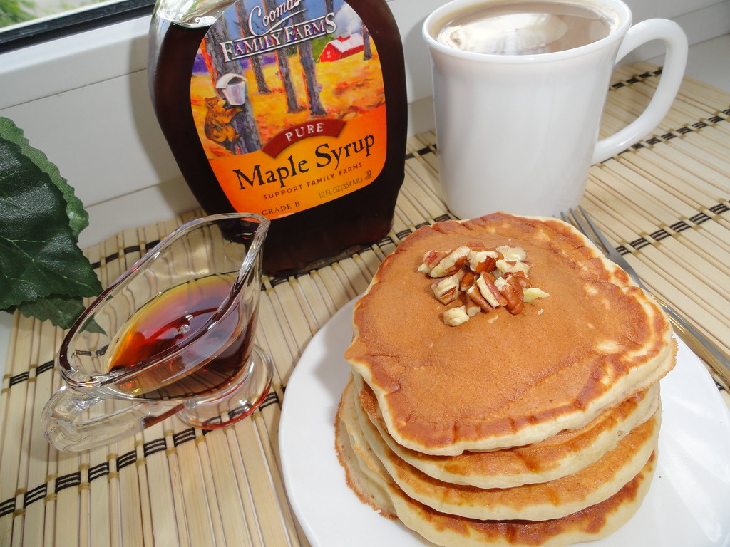 Pancakes with maple syrup & pecan