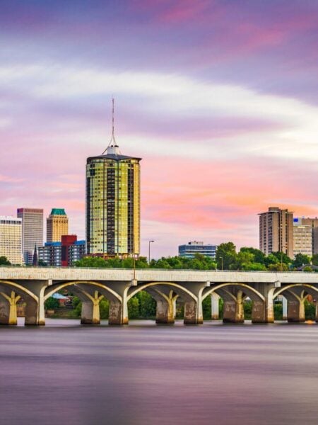 Centro de Tulsa río Arkansas al atardecer