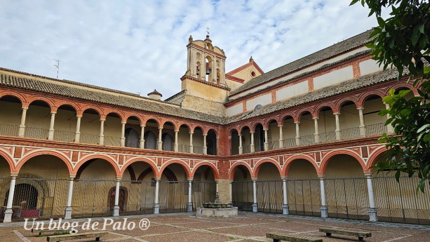 Vista del antiguo claustro de uno de los conventos de fundación fernandina