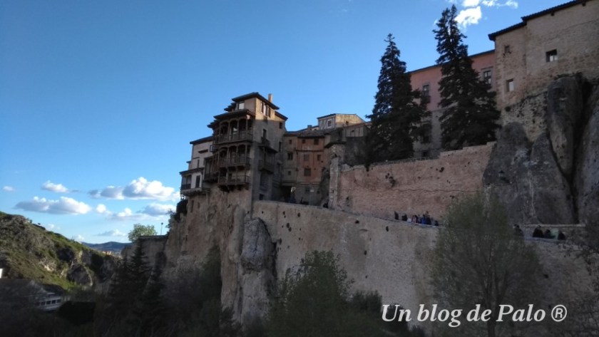 Vistas de las famosas casas colgantes en Cuenca