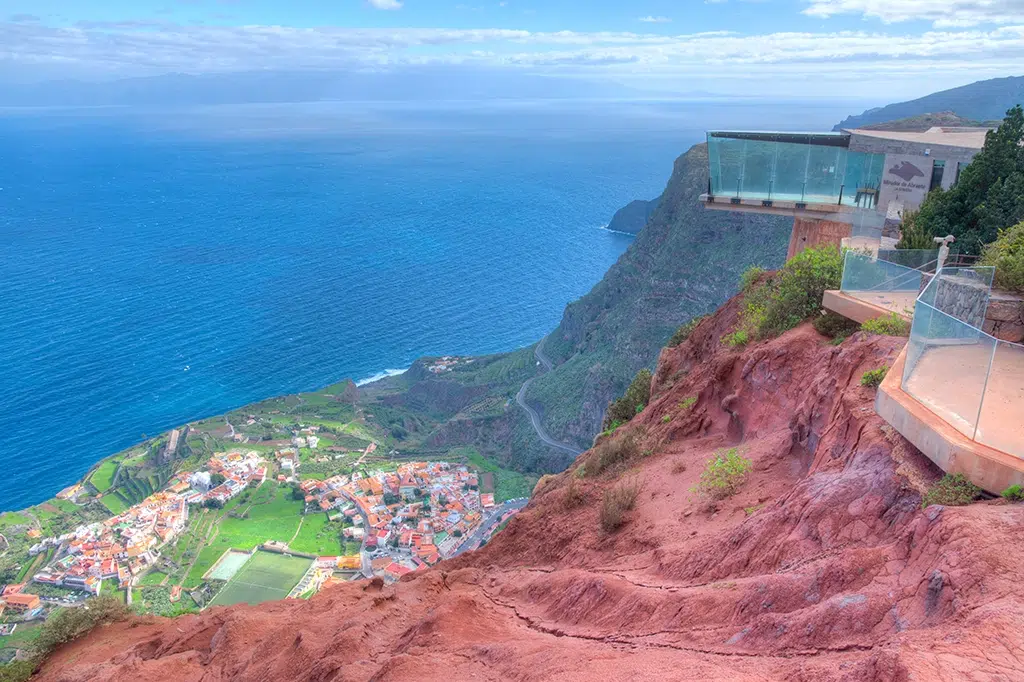Mirador de Abrante (La Gomera), uno de los miradores con suelo de cristal más espectaculares de España. 
