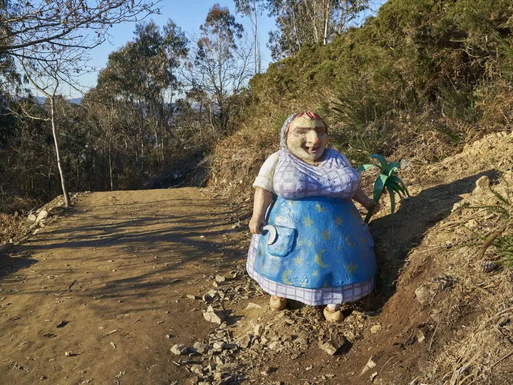 Figura de A Meiga en la Senda Mitológica del Monte Viso (Santiago de Compostela), posiblemente la más conocida de la tradición oral gallega.