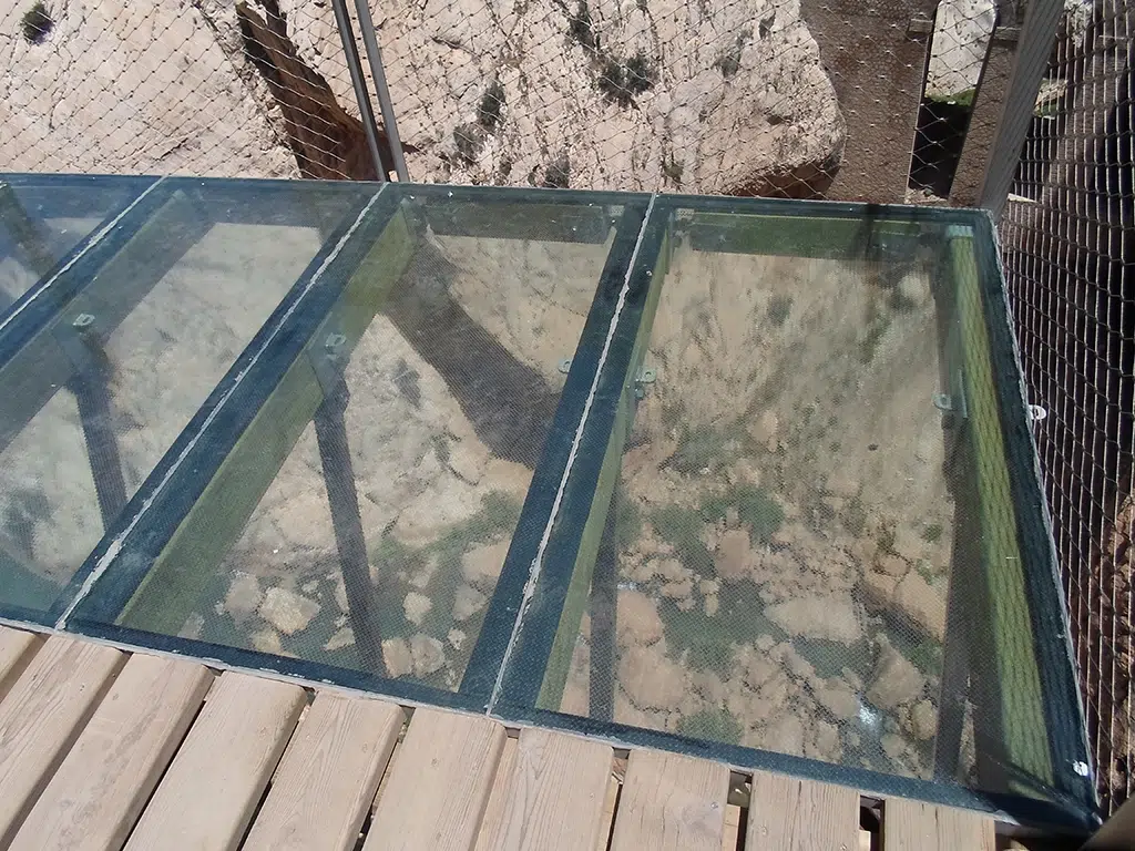 El Caminito del Rey tiene uno de los miradores con suelo de cristal más sobrecogedores de España.