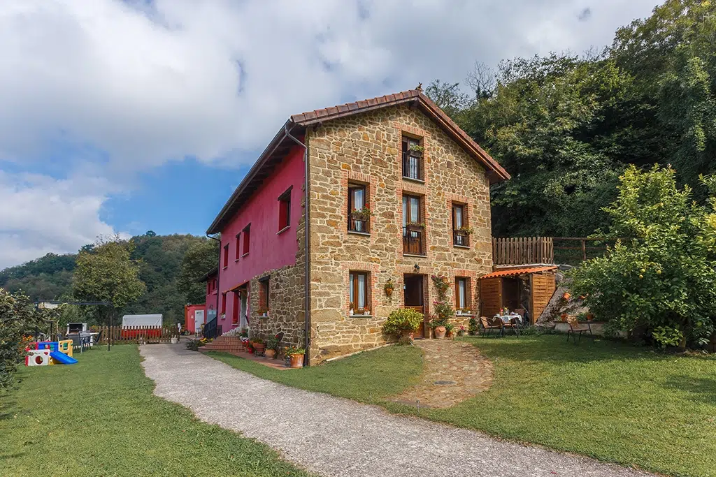 Casa La Escuela, en Langreo (Asturias).