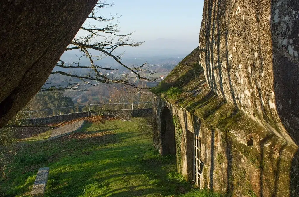 Si rodeamos la roca que cobija la capilla de la Asunción, obtendremos otr punto de vista de la comarca de O Condado (Pontevedra).