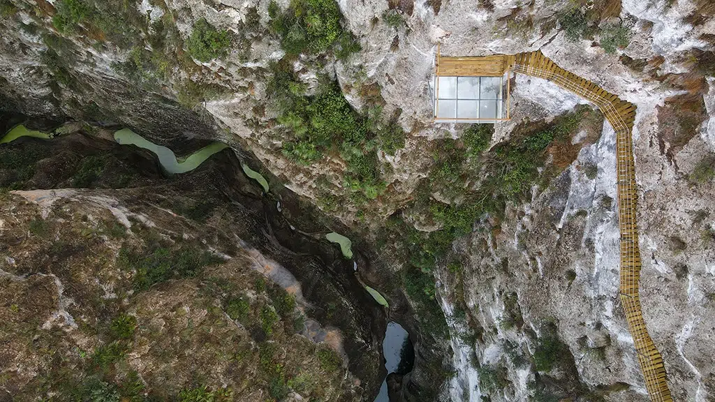 En las pasarelas del pantano de Relleu podemos encontrar uno de los miradores con suelo de cristal de España.