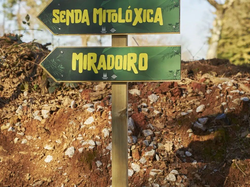 Carteles indicativos de la Senda Mitológica del Monte Viso, en Santiago de Compostela.
