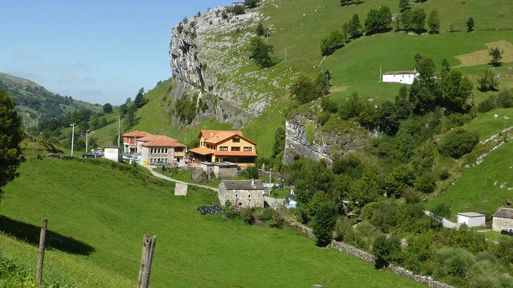 Posada La Vieja Escuela, en San Roque de Riomiera (Cantabria).