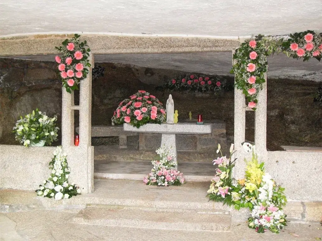 Imagen del altar de la capilla de la Asunción del monte Castelo, en Salvaterra de Miño (Pontevedra).