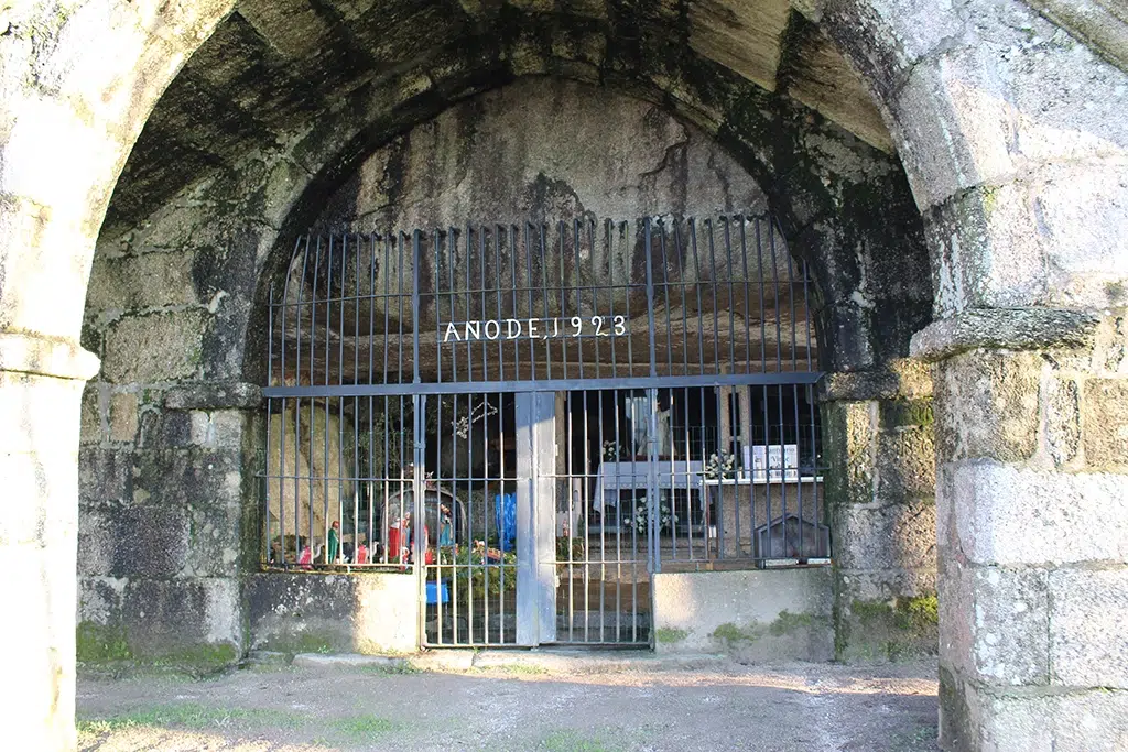 Pórtico de entrada de la capilla de la Asunción, en Salvaterra de Miño (Pontevedra).
