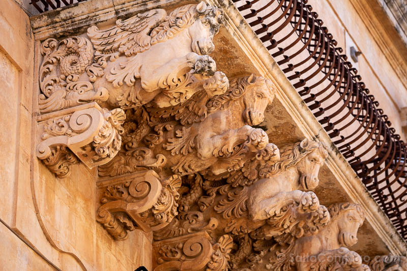 Que Ver en Noto Mensulas Palazzo Nicolaci