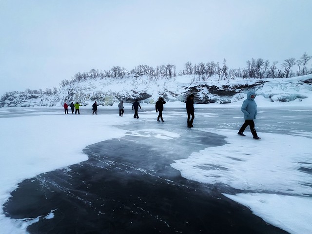 Caminando en la nieve y el hielo en Laponia