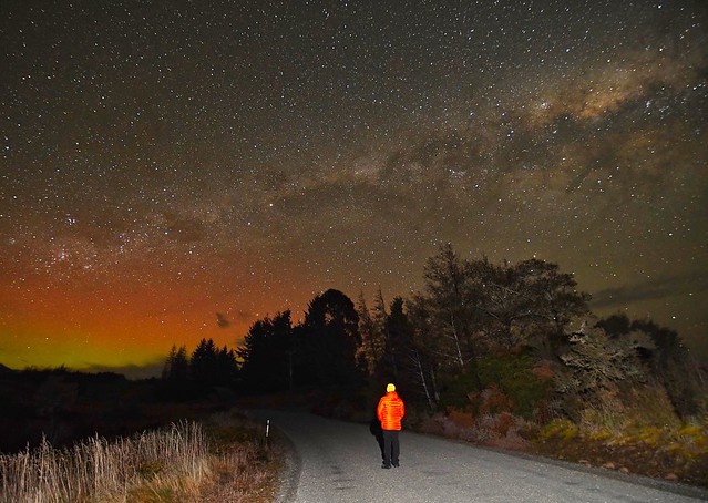 Sele ante una aurora austral en Te Anau (Nueva Zelanda)