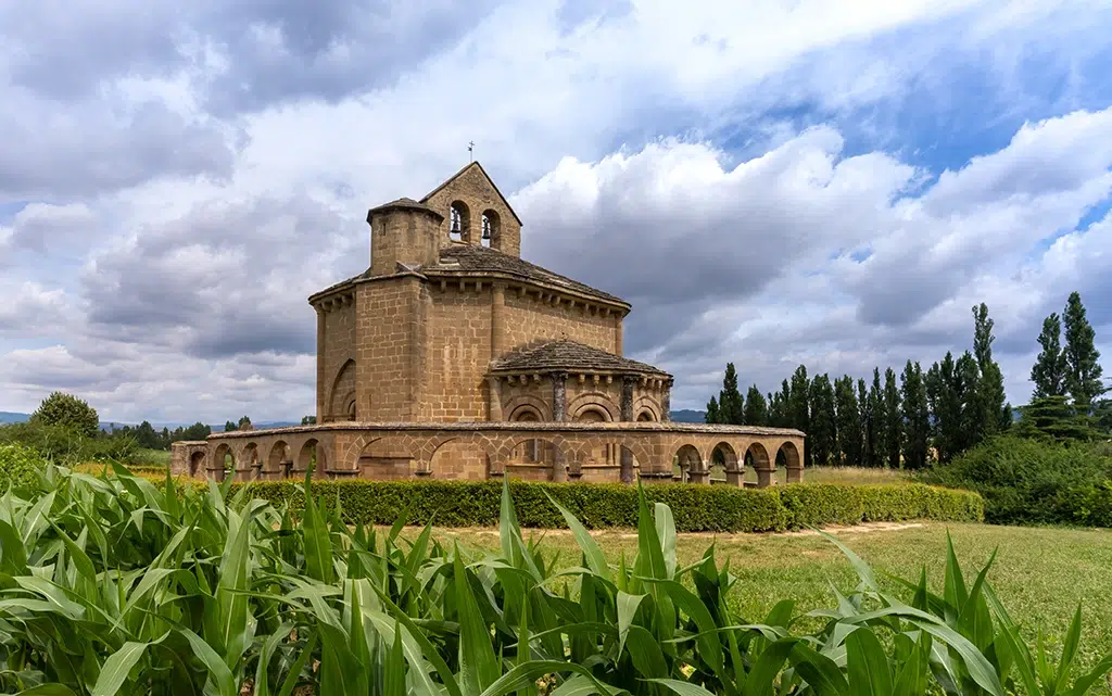 Santa María de Eunate, en el Camino de Santiago francés