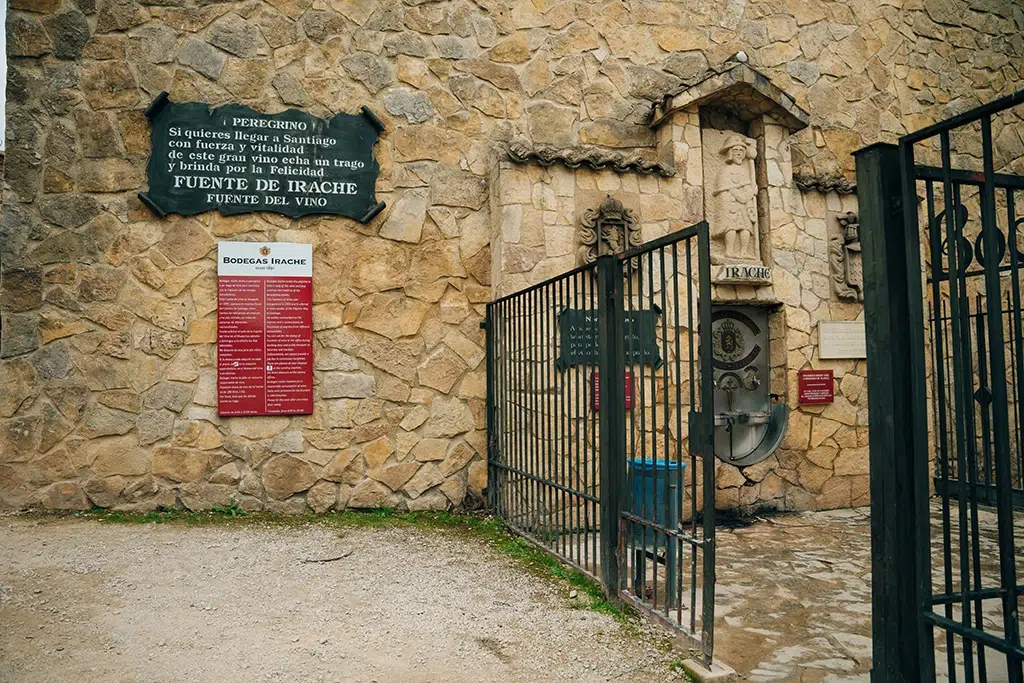 Fuente del vino de las bodegas Irache en Ayegui, Navarra, en el Camino de Santiago Francés