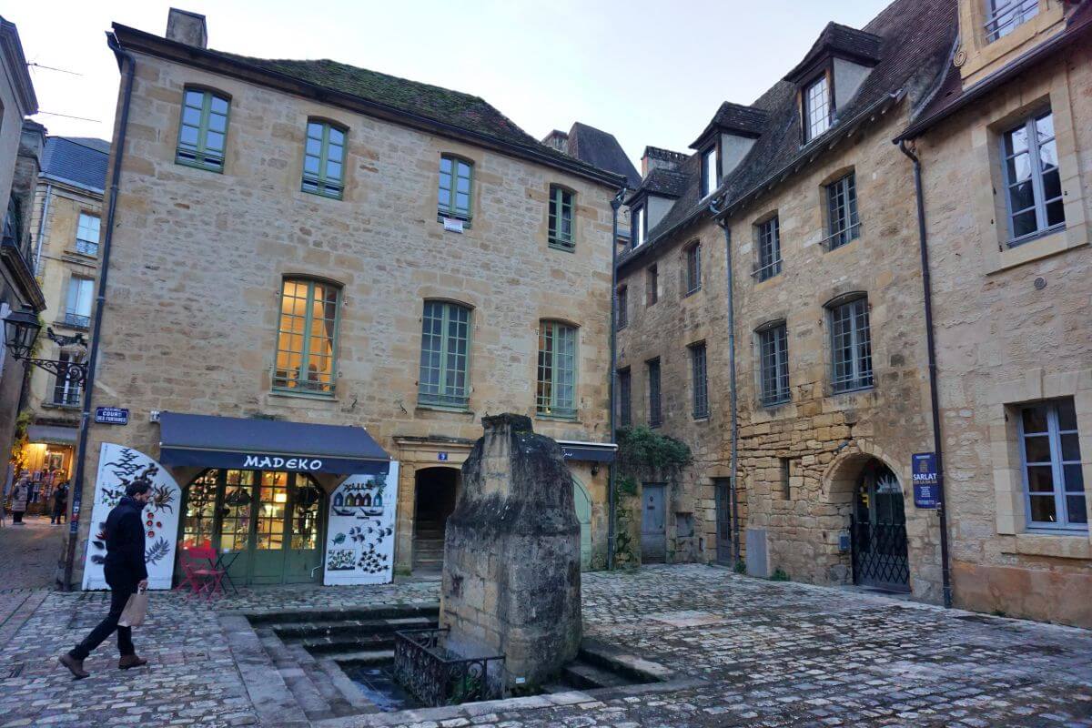 Cour des Fontaines Cour des Fontaines
