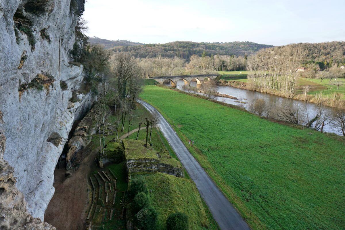 El río Vézère y la carretera El río Vézère y la carretera