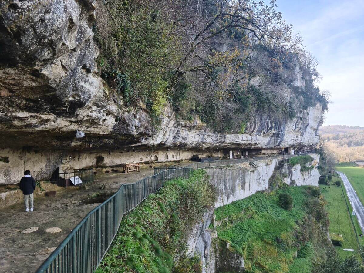El sobrecogedor acantilado de La Roque Saint-Christophe El sobrecogedor acantilado de La Roque Saint-Christophe