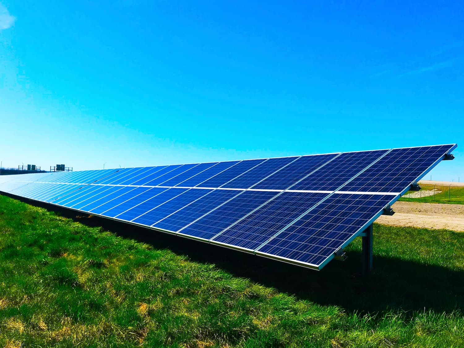 Beneficios y funcionamiento de los paneles solares en la eficiencia energética del hogar-1