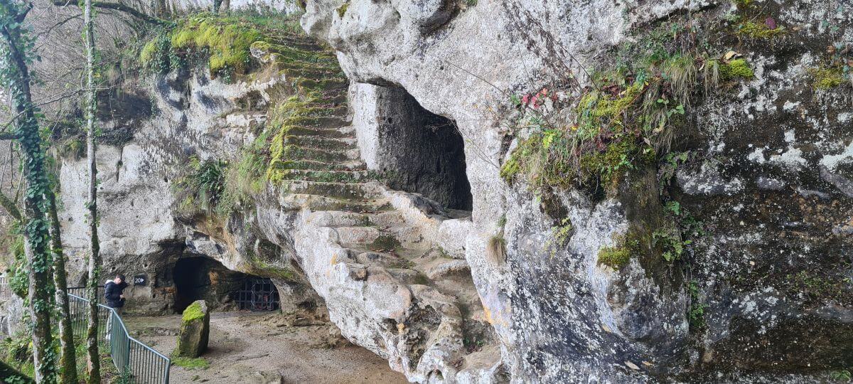 La escalinata de la Roque Saint-Christophe La escalinata de la Roque Saint-Christophe