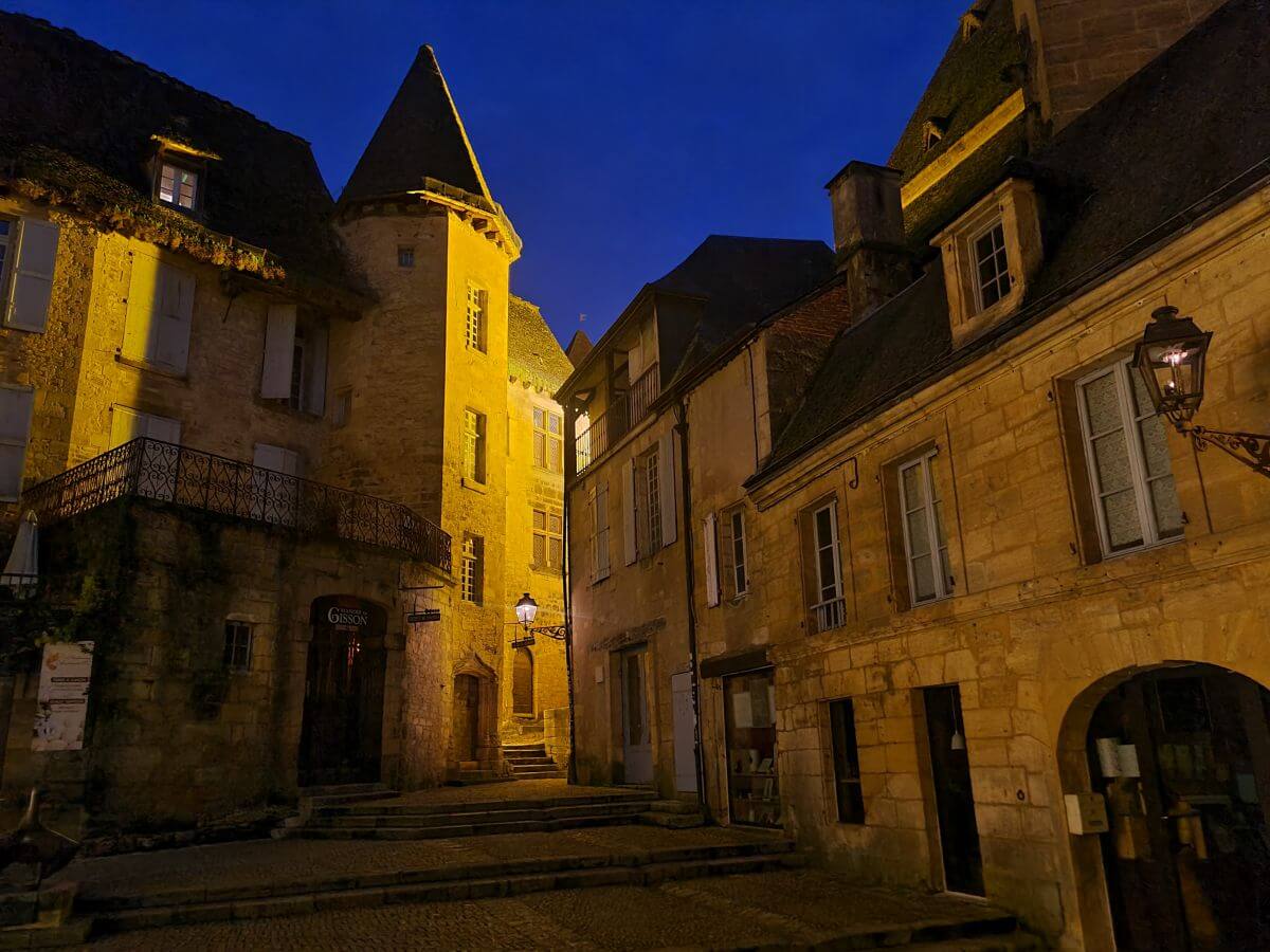 La romántica iluminación de Sarlat la Canéda La romántica iluminación de Sarlat la Canéda