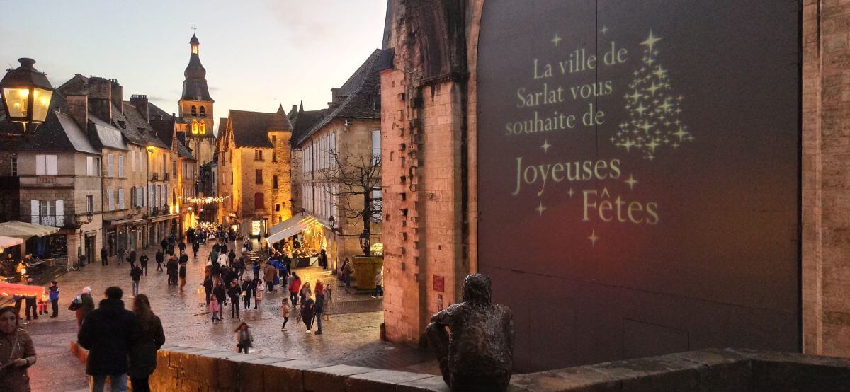 Las impresionantes puertas del mercado de Sarlat-la-Canéda Las impresionantes puertas del mercado de Sarlat-la-Canéda