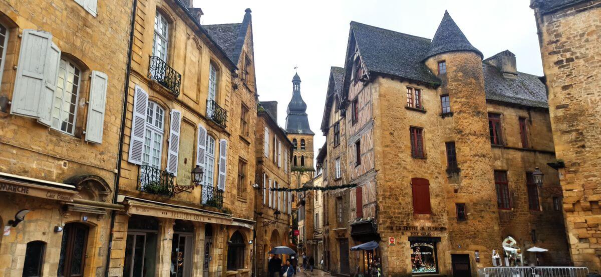 Los palacios de Sarlat iluminados por la lluvia Los palacios de Sarlat iluminados por la lluvia