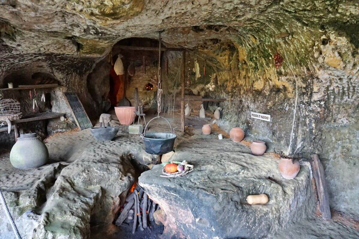 Reconstrucción de una cocina medieval Reconstrucción de una cocina medieval