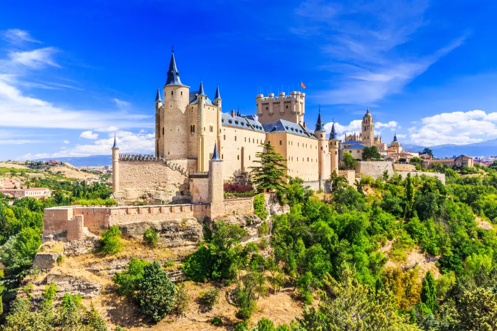 El castillo de Blancanieves está inspirado en el Alcázar de Segovia (Segovia)
