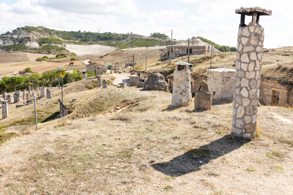 Chimeneas de las bodegas subterráneas de Baltanás. Por Jorge Anastacio.