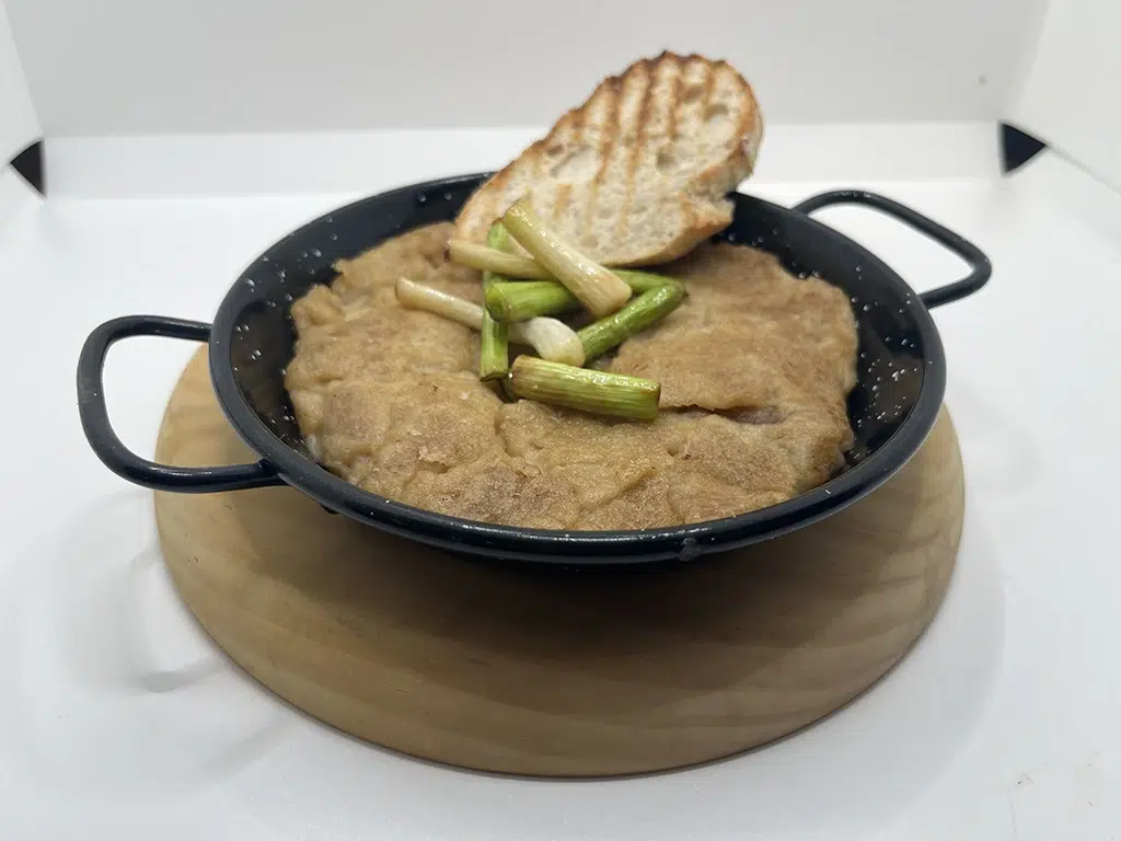 Gachamiga, un plato típico de la zona, que se sirve en algunos puntos de la ruta de la tapa. Por Ayuntamiento de Salinas.