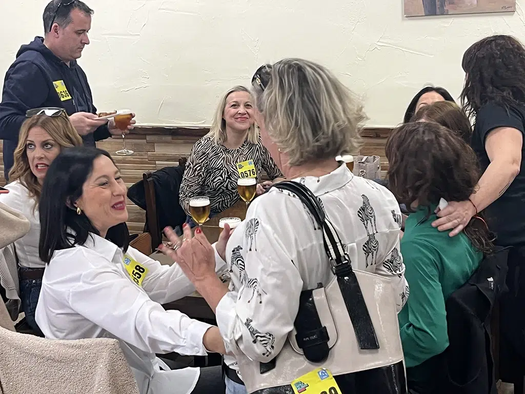 Varias mujeres participantes en la ruta de la tapa Salinas lover. Por Ayuntamiento de Alicante