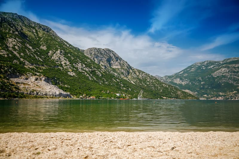 Morinj, una de las playas de la bahía de Kotor