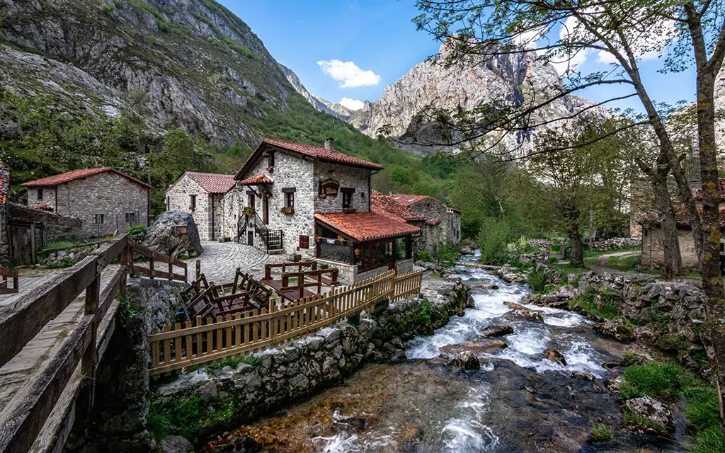 Bulnes (Asturias) posee un entorno natural espectacular.