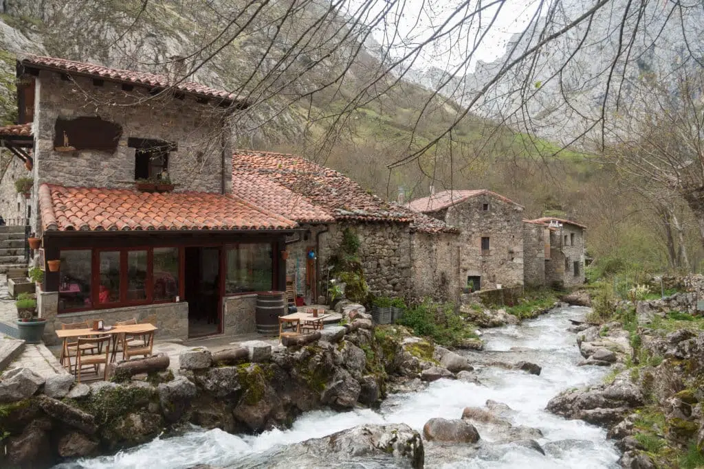 Río Tejo a su paso por Bulnes (Asturias).